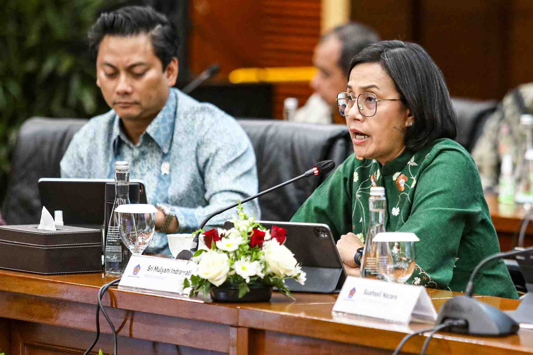 DAMPAK PERANG: Menteri Keuangan Sri Mulyani saat menyampaikan keterangan pers APBN KiTA di Gedung Kemenkeu, Jakarta, Selasa (17/6).