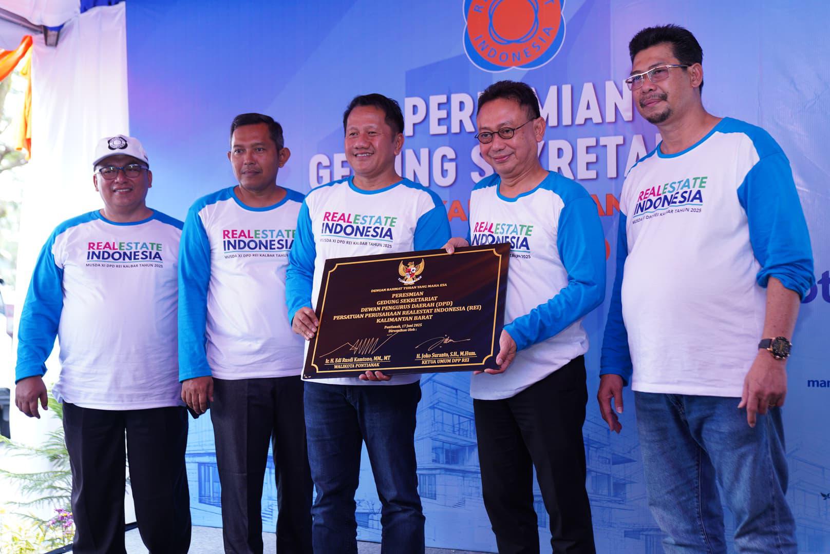 SEKRETARIAT REI: Wali Kota Pontianak Edi Rusdi Kamtono meresmikan Gedung Sekretariat DPD Persatuan Perusahaan Real Estat Indonesia (REI) Kalbar.