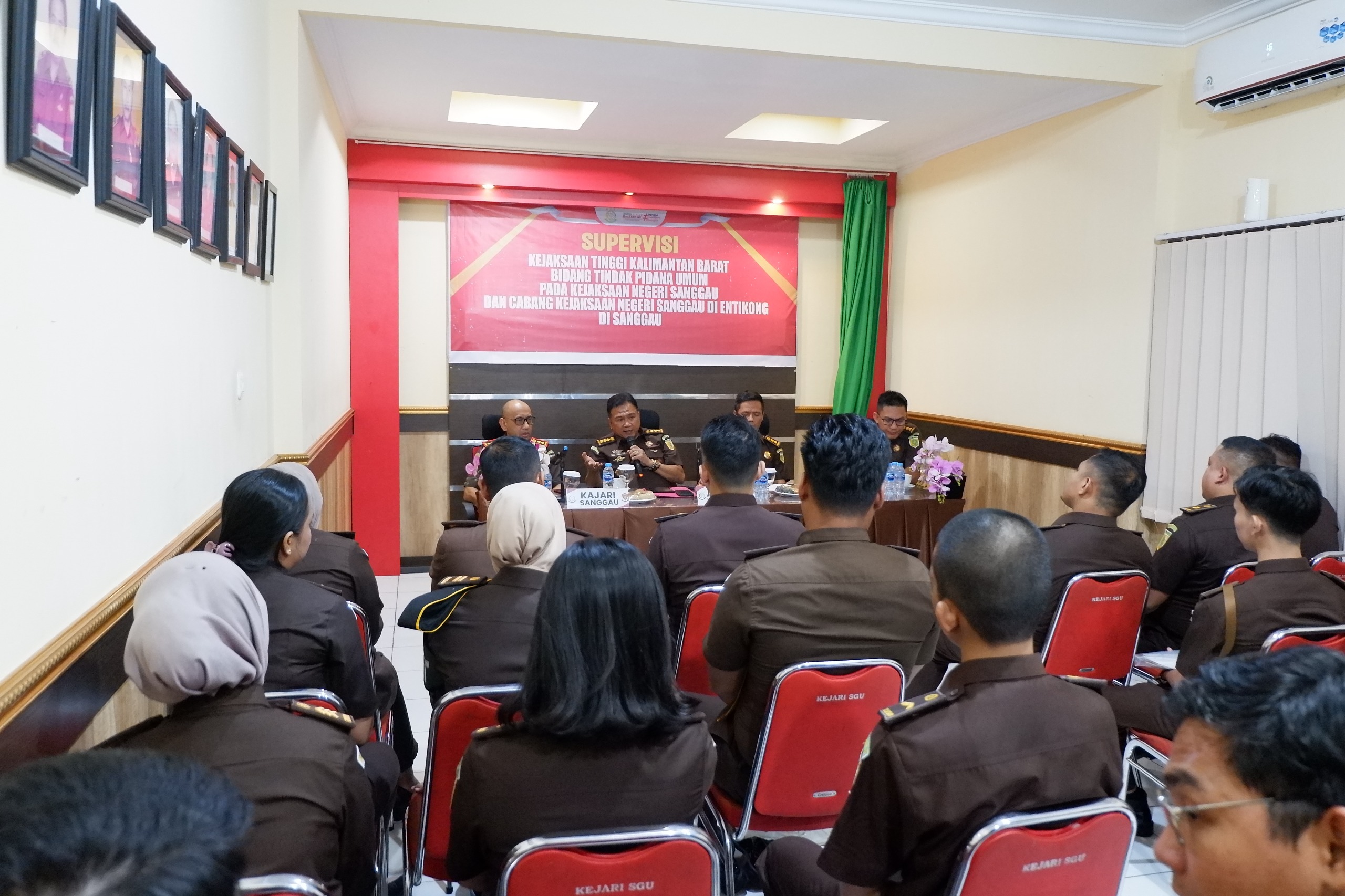SUPERVISI: Kejaksaan Tinggi Kalbar saat melakukan supervisi di Kejari Sanggau.