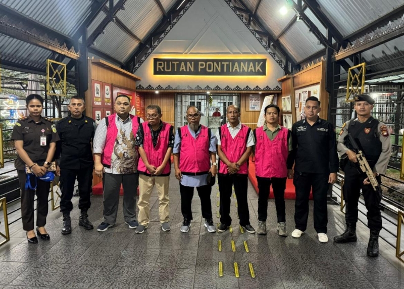 Lima tersangka korupsi Bandara Rahadi Oesman Ketapang ditahan di Lapas Kelas IIA Pontianak, Selasa (17/6) sore.