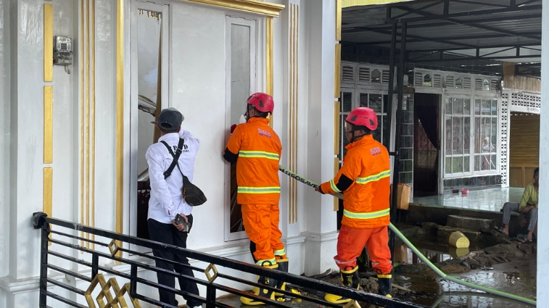 Petugas pemadam Damkar BPBD Kayong Utara dan pihak lainnya melakukan berjibaku melakukan pemadaman api di rumah milik warga di Desa Medan Jaya, Kecamatan Simpang Hilir, Kabupaten Kayong Utara.