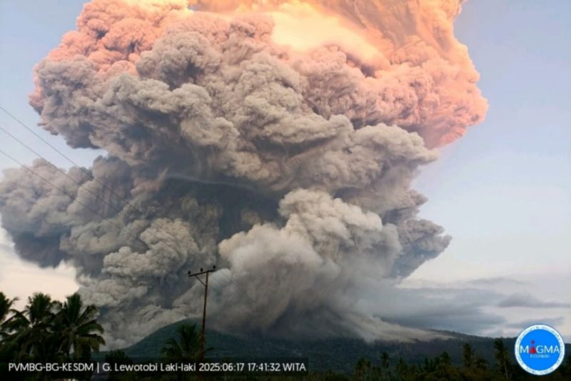 Gunung Lewotobi Laki-Laki di Kabupaten Flores Timur (Flotim), Nusa Tenggara Timur (NTT), erupsi dengan tinggi kolom abu teramati kurang lebih 10.000 meter di atas puncak.