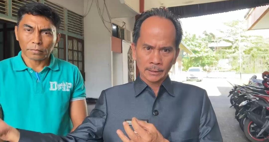 WAWANCARA: Bupati Sintang, Gregorius Herkulanus Bala saat diwawancarai wartawan, Selasa (17/6) di Sintang.