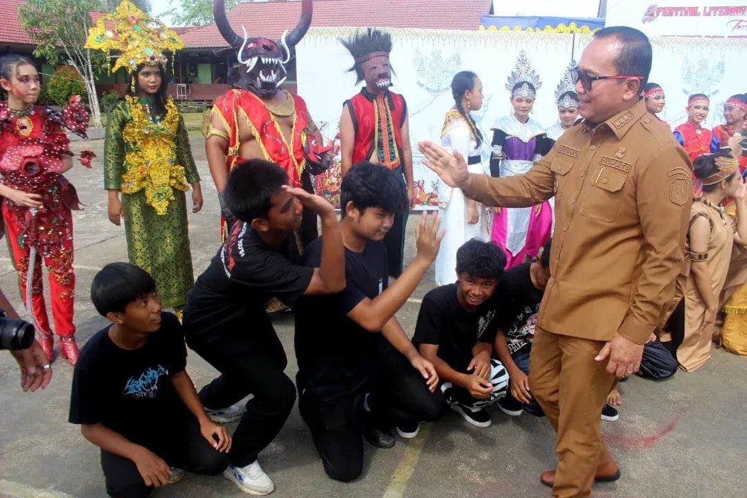 MEMBAUR: Bupati Kubu Raya, Sujiwo berbaur akrab dengan para pelajar usai membuka Festival Literasi Budaya Nusantara di SMP Negeri 2 Sungai Raya, Senin (16/6).