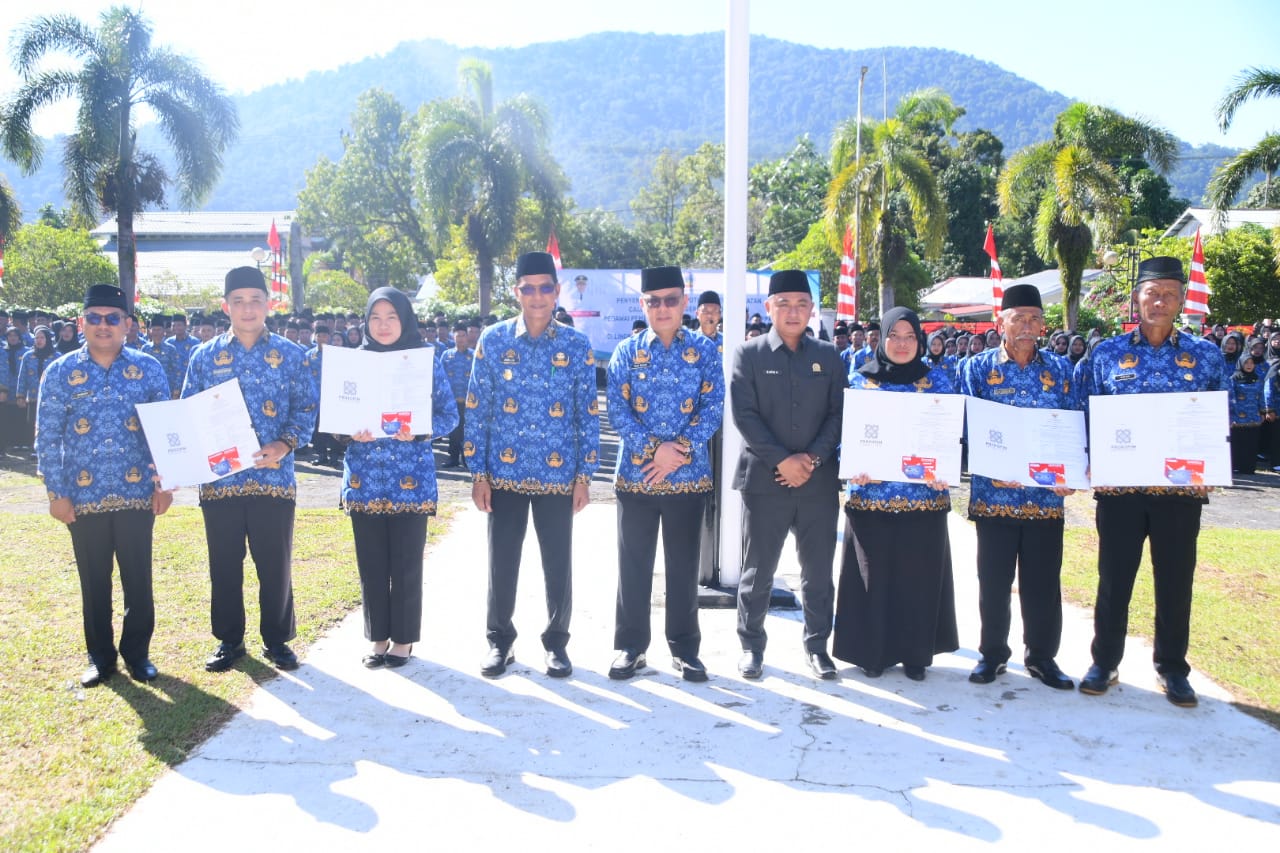SK PENGANGKATAN:  Sebanyak 924 ASN menerima Surat Keputusan (SK) Pengangkatan, terdiri dari 221 CPNS dan 703 PPPK Tahap I Formasi Tahun 2024.