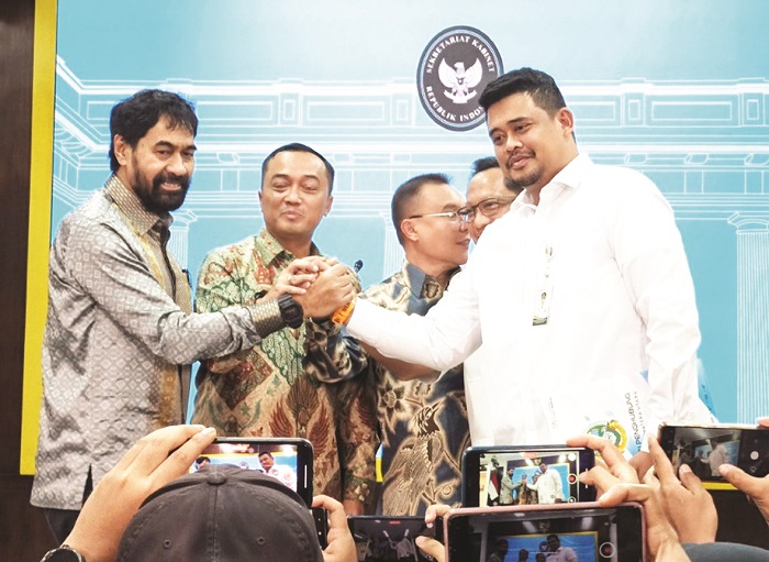 AKHIRI POLEMIK: Gubernur Aceh, Muzakir Manaf dan Gubernur Sumut, Bobby Nasution di Kompleks Istana Negara, Jakarta, kemarin (17/6).