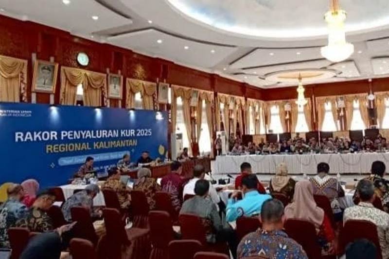 Menteri Usaha Mikro, Kecil, dan Menengah RI, Maman Abdurrahman memimpin rapat koordinasi monitoring dan evaluasi implementasi pembiayaan KUR se-Kalimantan di Banjarmasin, Kalimantan Selatan pada Rabu.