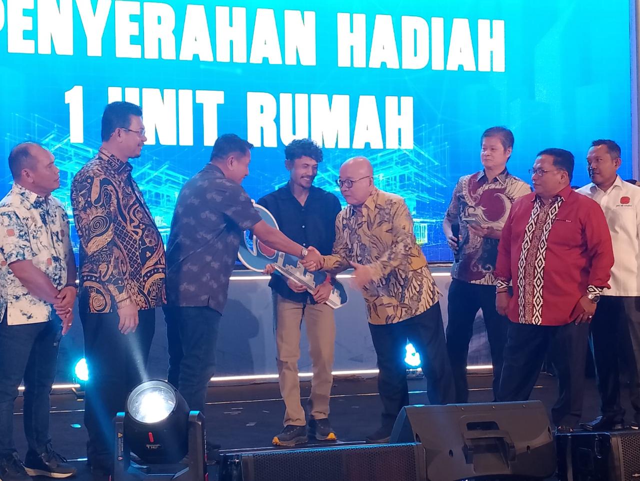 SERAH TERIMA: Veddriq Leonardo, atlet Speed Climbing peraih medali emas Olimpiade Paris 2024 saat menerima hadiah sebuah rumah dari DPP Realestat Indonesia (REI).