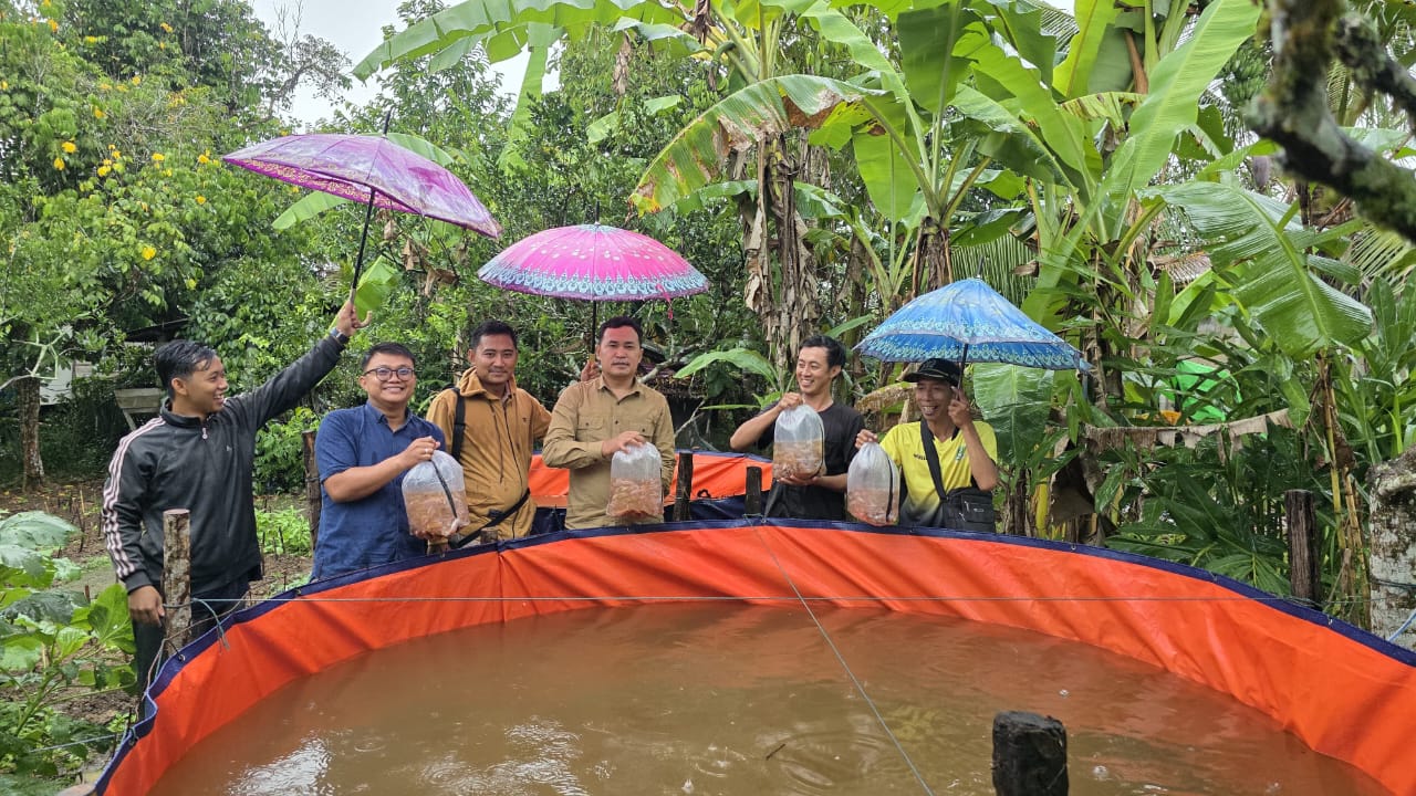 Penyerahan bantuan CSR dari Sarana Esa Cita kepada kelompok pemuda.
