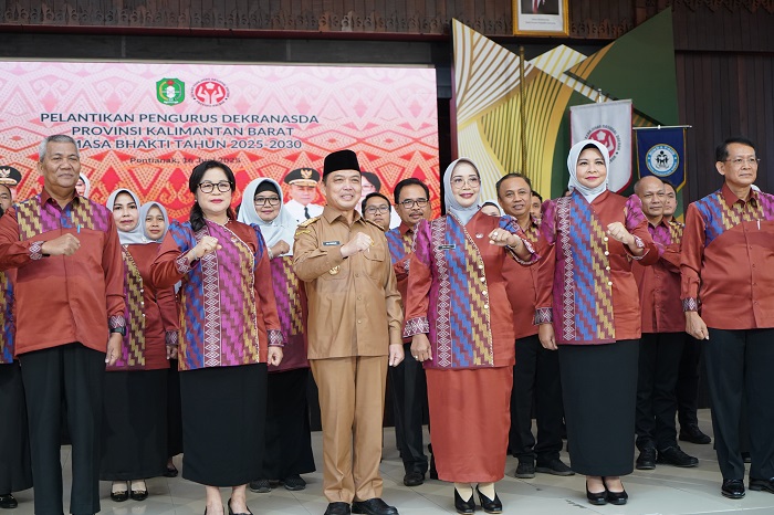 PELANTIKAN: Gubernur Kalbar Ria Norsan memimpin prosesi pelantikan jajaran pengurus Dekranasda dan Bunda PAUD Kalbar, Senin (16/6), di Pendopo Gubernur Kalbar.