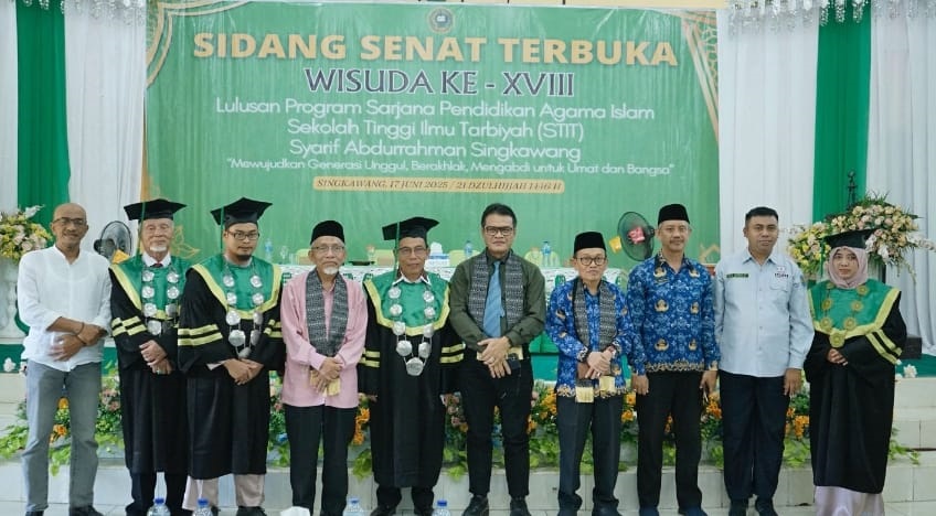 WISUDA: Kepala Kantor Kementerian Agama Kota Singkawang Muhlis saat menghadiri acara wisuda STIT.