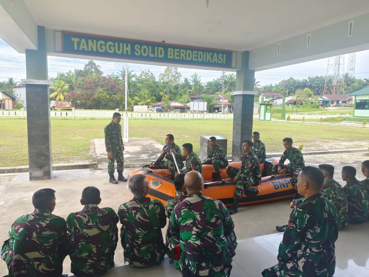 PELATIHAN: Personel Kodim 1210/Landak saat melakukan pelatihan pengoperasian perahu karet.