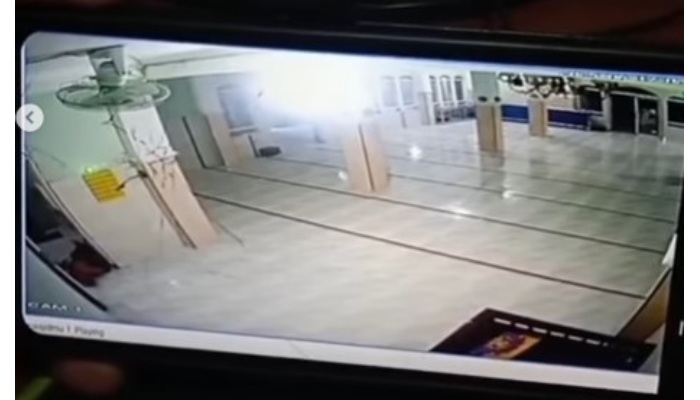 Rekaman CCTV seorang muazin wafat saat tengah mengumandangkan azan di Sukaharjo Jawa Tengah pada Selasa (17/6/2025).