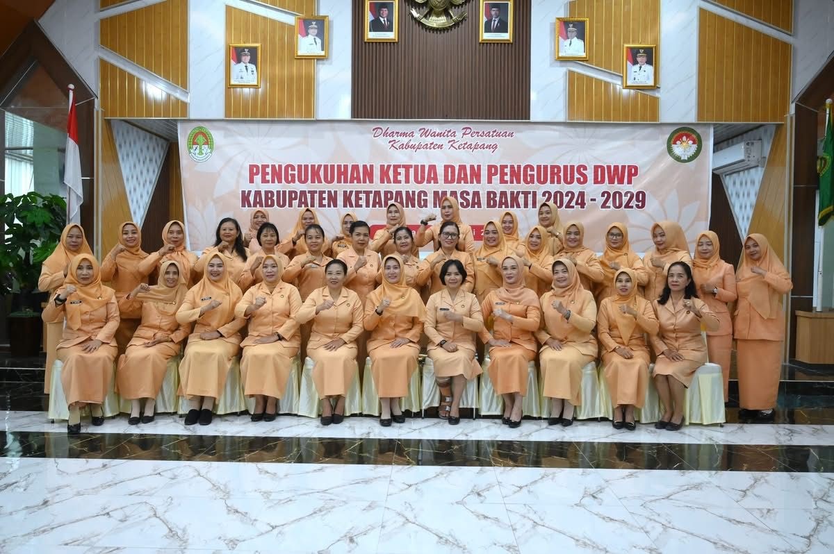 KUKUHKAN: Pengurus DWP Ketapang periode 2025-2029 dikukuhkan, Senin (16/6).