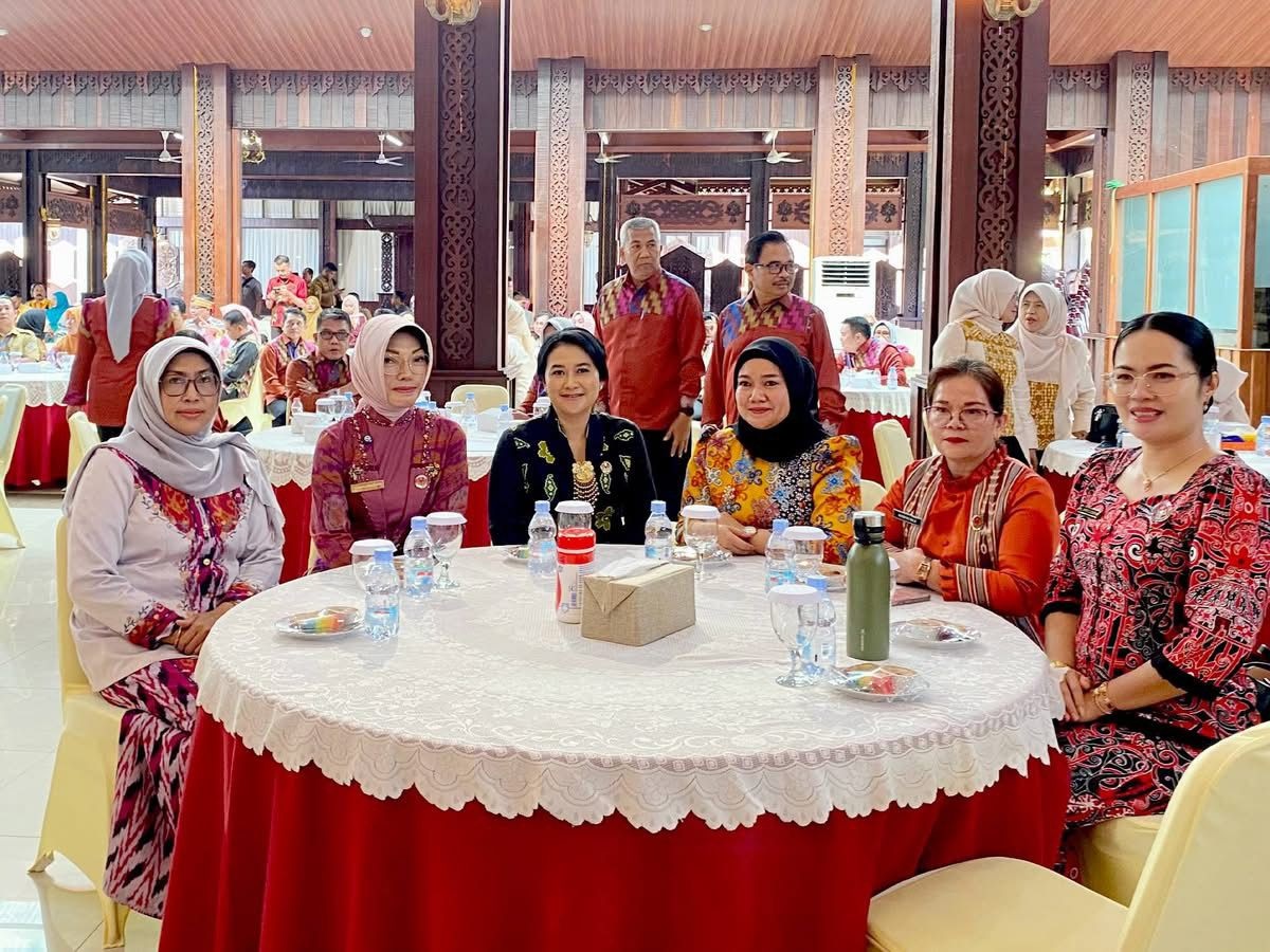 HADIRI PELANTIKAN: Ketua Dekranasda Ketapang, Lusia Dewi Nurjana Alexander Wilyo, menghadiri pelantikan Pengurus Dekranasda Kalbar periode 2025-2030 di Pontianak, Senin (16/6).