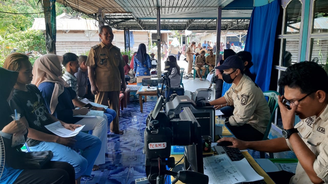 DEKATKAN PELAYANAN: Kegiatan jemput bola adminduk yang dilaksanakan Disdukcapil Sambas