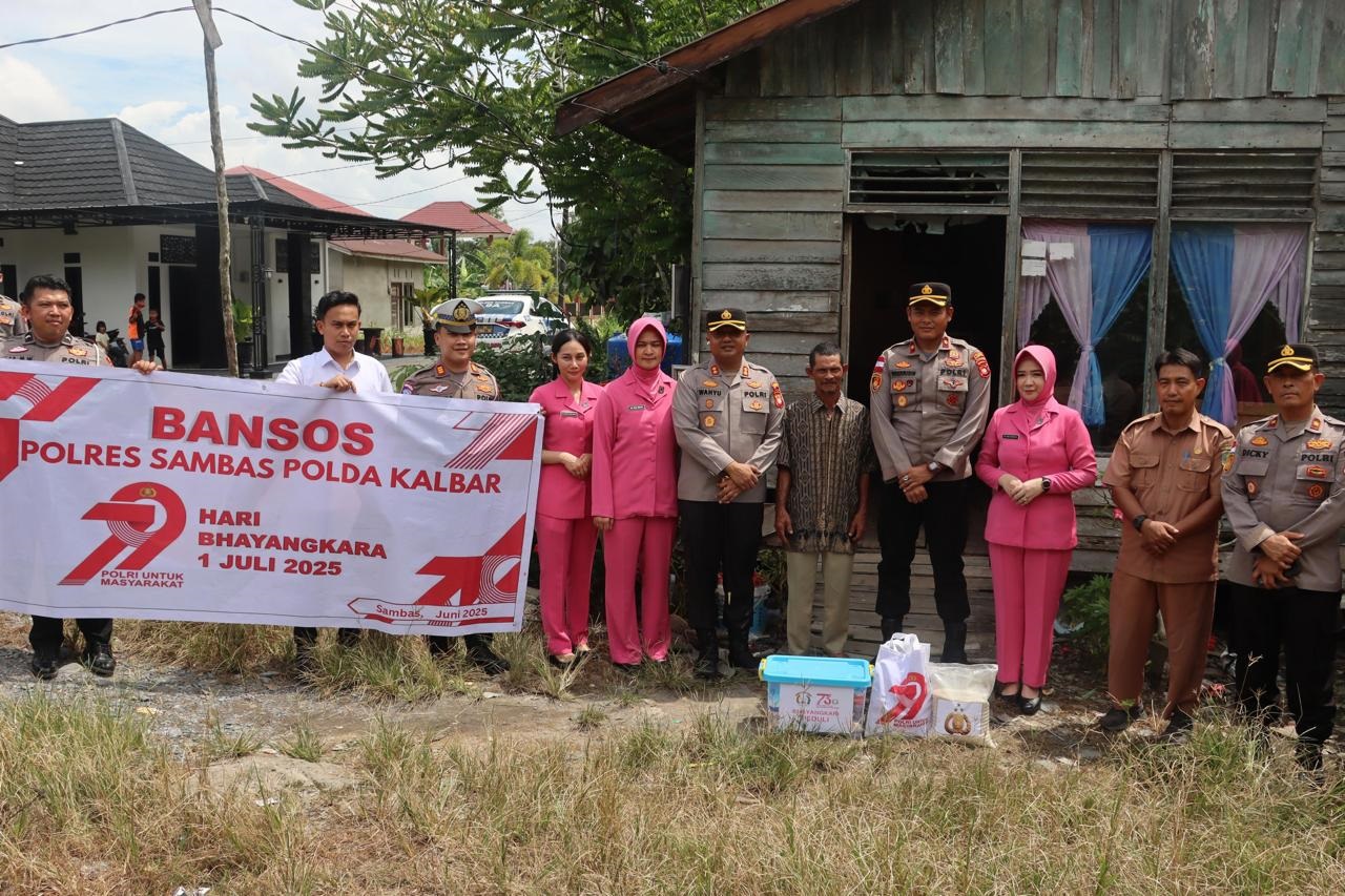 BANTUAN SOSIAL: Kapolres Sambas saat berikan bansos kepada sejumlah warga dalam rangka peringatan HUT Bhayangkara.