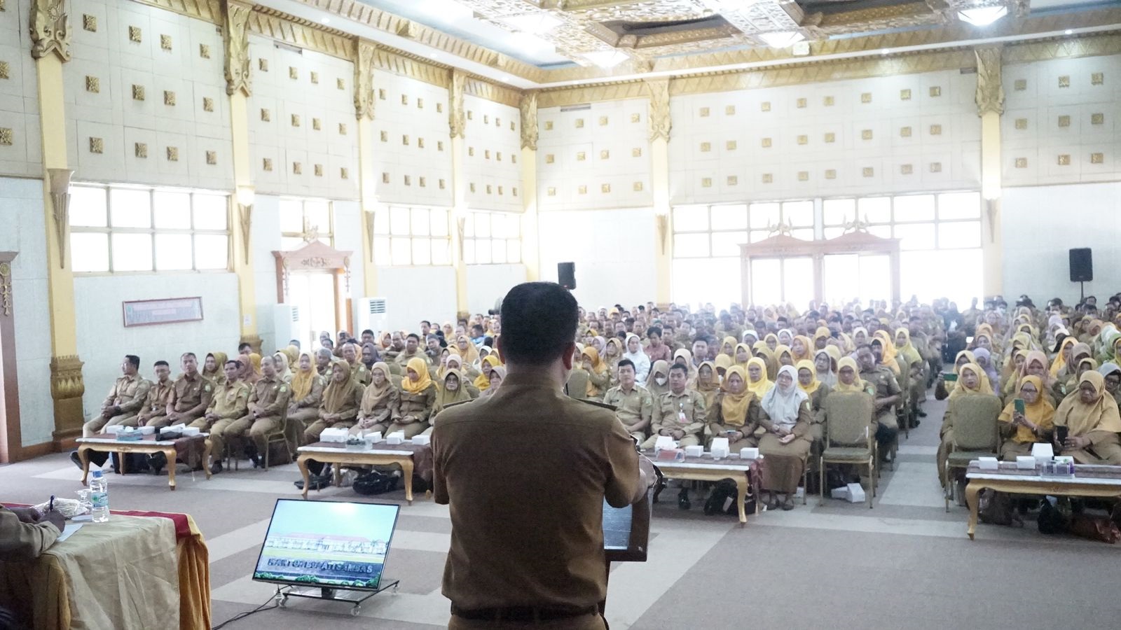 INGATKAN KEPSEK: Bupati Sambas saat berikan arahan kepada para kepala sekolah