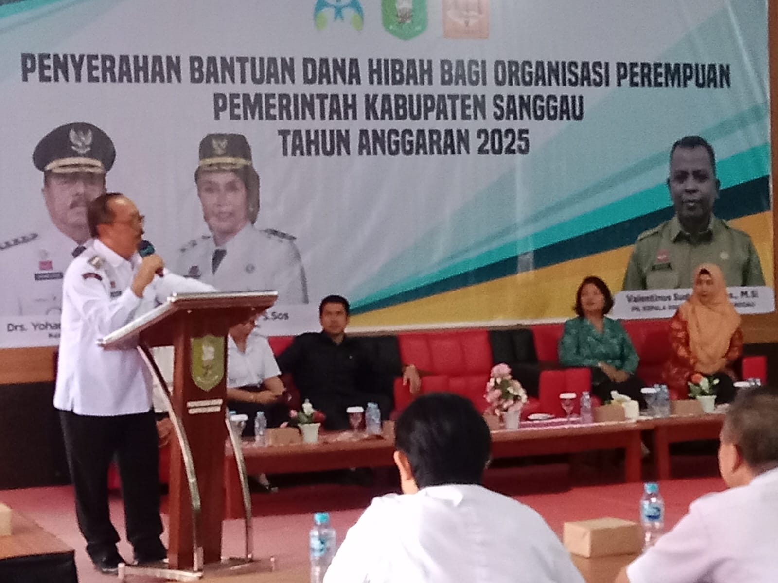 ARAHAN: Bupati Sanggau, Yohanes Ontot saat menyampaikan arahannya di hadapan organisasi perempuan yang menerima bantuan dana hibah tahun 2025.