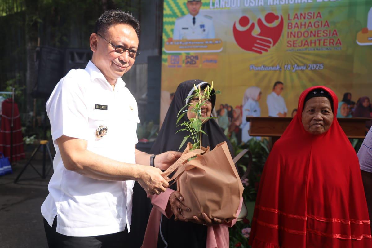 BINGKISAN: Wali Kota Pontianak Edi Rusdi Kamtono menyerahkan bingkisan dan bibit pohon kepada warga lansia pada peringatan Hari Lanjut Usia Nasional.