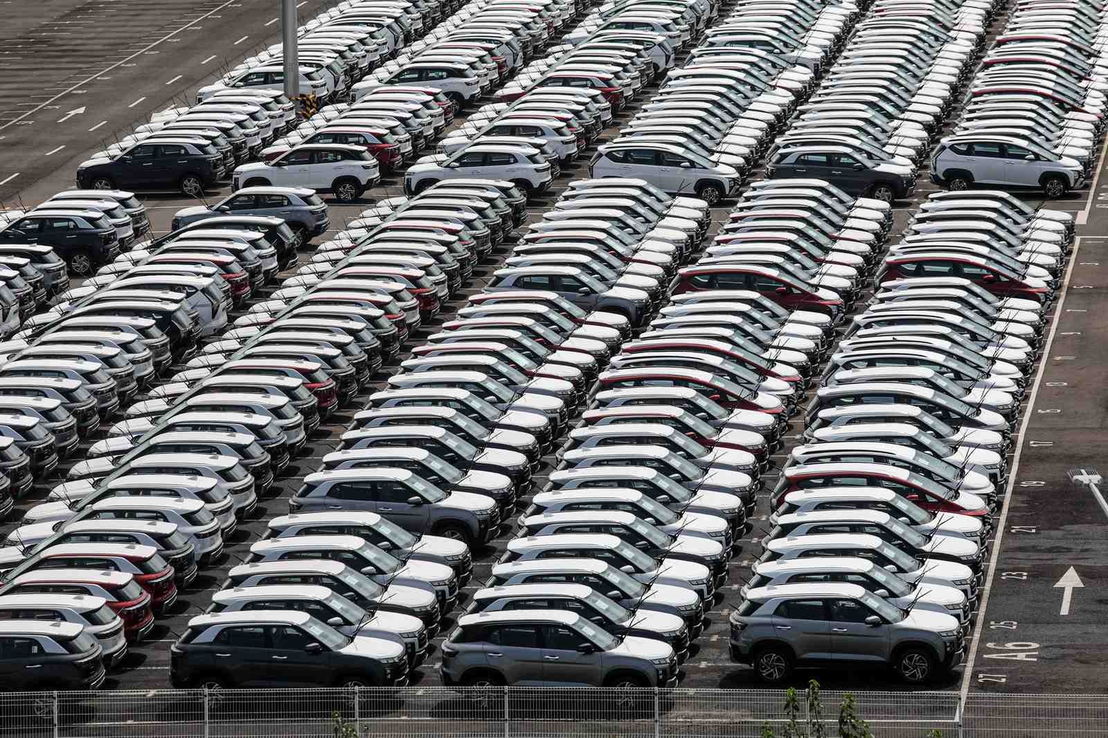 PENJUALAN LESU: Deretan unit mobil terparkir di pabrik Hyundai Motor Manufacturing Indonesia (HMMI), Cikarang, Kabupaten Bekasi, Jawa Barat, Rabu (18/6/2025).