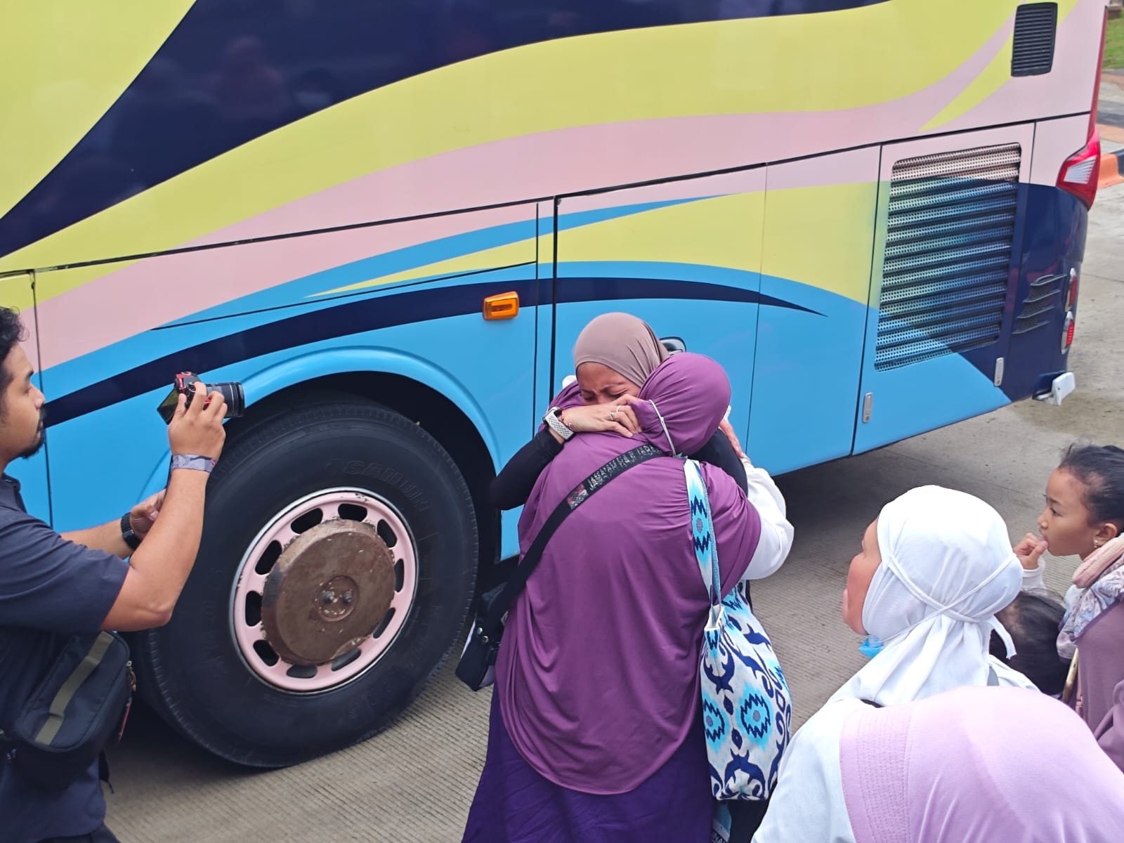 HARU: Jemaah Kloter 12 disambut keluarga di Depok, Rabu (18/6).