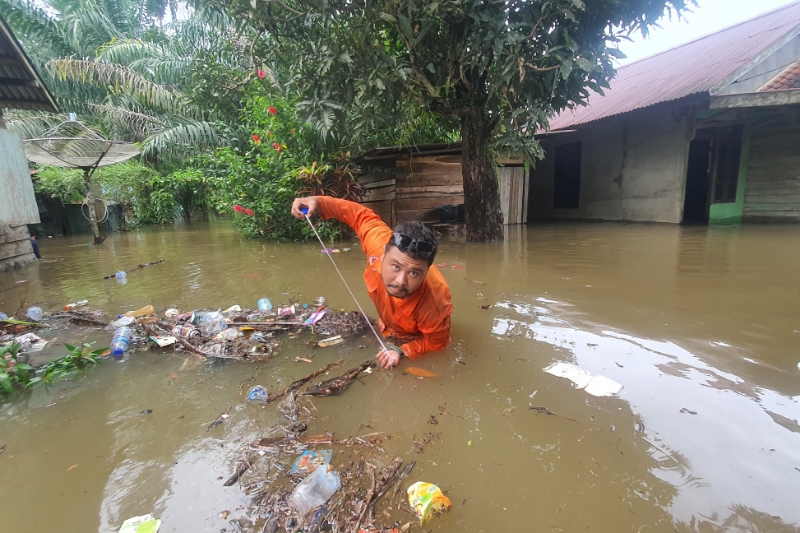 Petugas BPBD Kayong Utara melakukan pengecekan ketinggian air, di Desa Riam Berasap Jaya, Kecamatan Sukadana, Kabupaten Kayong Utara.