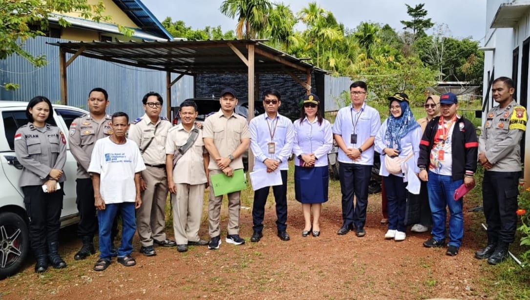 SENGKETA : Pengadilan Negeri Putussibau saat melakukan pemeriksaan setempat terhadap sengketa tanah di Sibau Hilir.