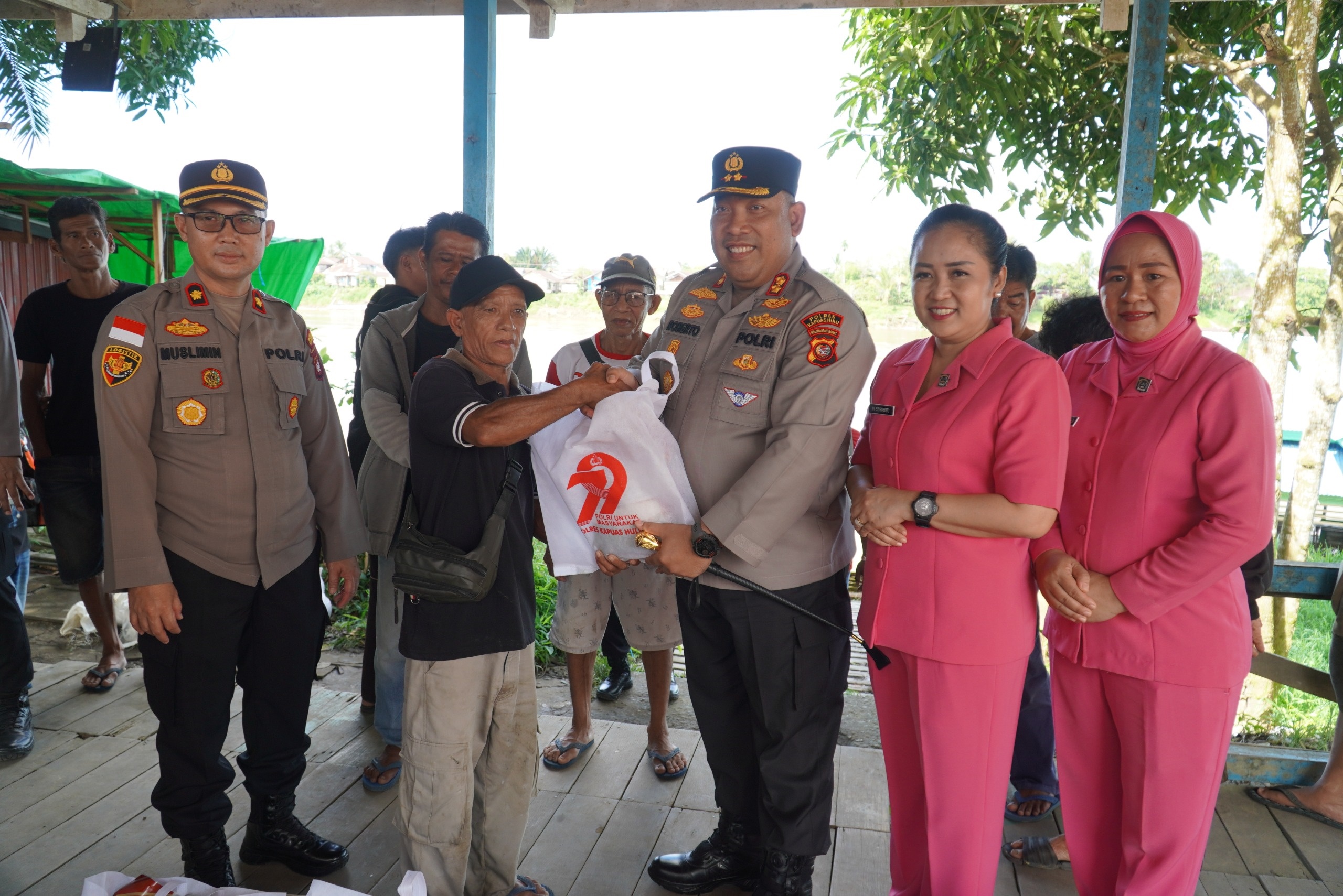 BHAYANGKARA : Kapolres Kapuas Hulu saat membagikan Bansos dalam rangka memperingati HUT Bhayangkara ke 79.