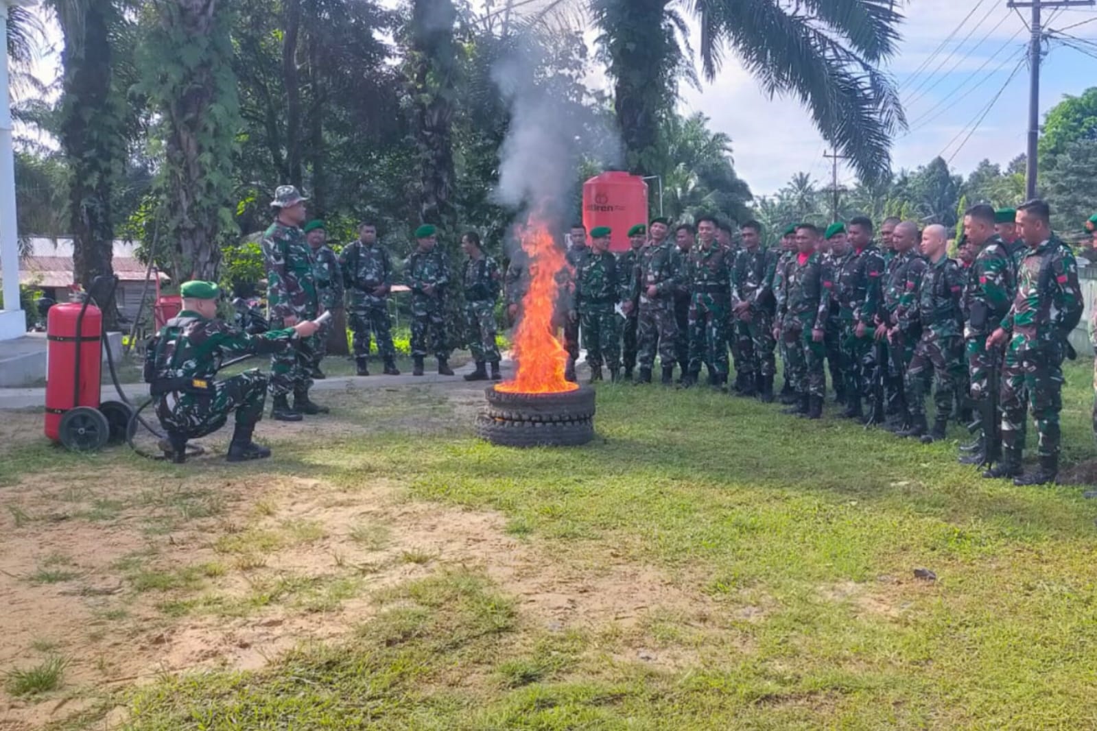 LATIHAN : Prajurit Kodim 1210/Landak menggelar latihan penanggulangan kebakaran, di Makodim 1210/Landak.