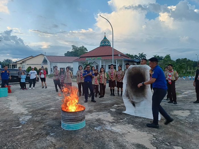LATIHAN : Anggota Saka Bhayangkara Polres Landak saat mengikuti Latihan penangulangan kebakaran di halaman Polres Landak.