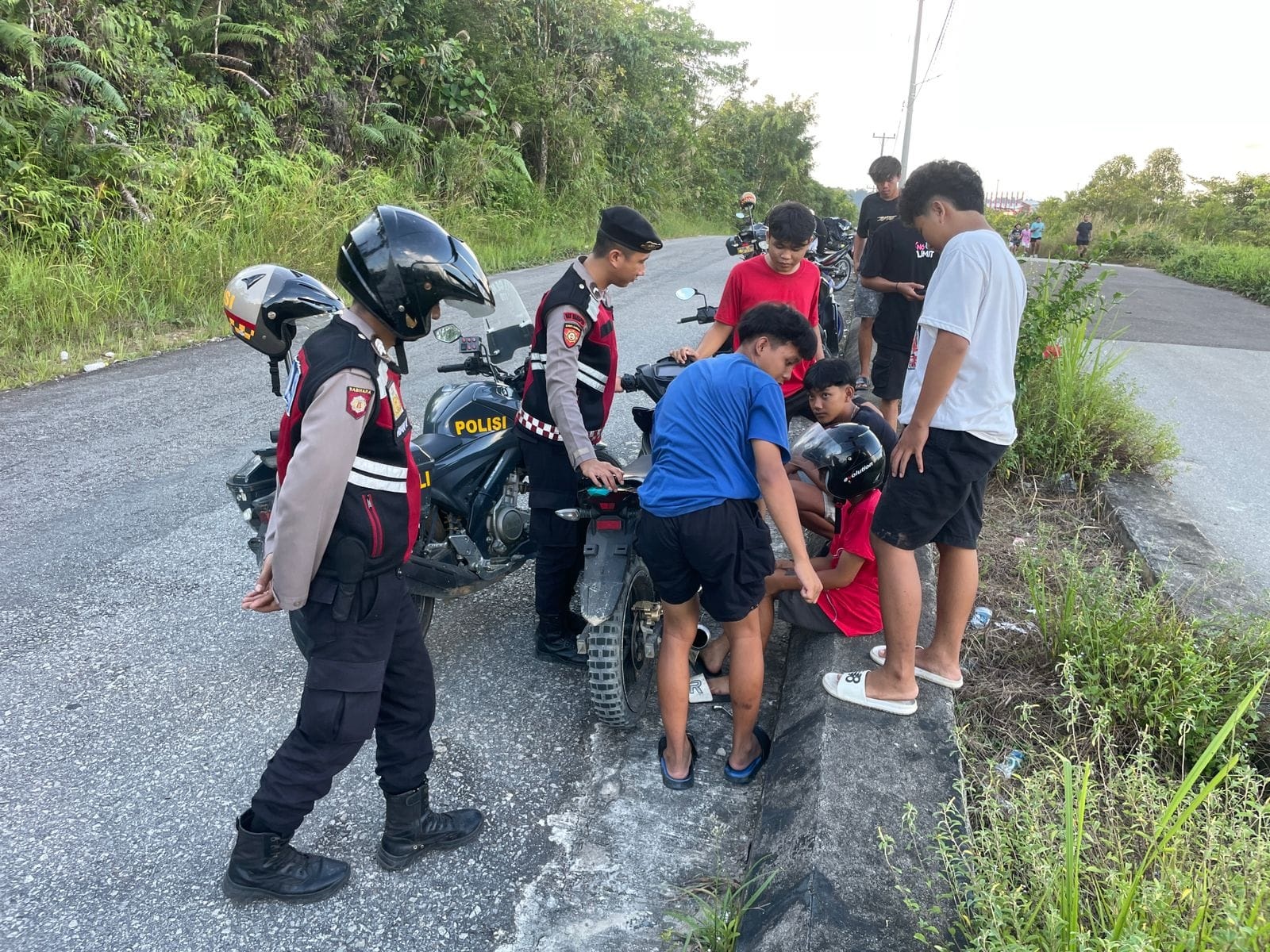 PATROLI : Anggota Samapta Polres Landak saat melakukan patroli di Kawasan GOR Patih Gumantar, dalam rangka antisipasi balap liar dan penggunaan knalpot brong.