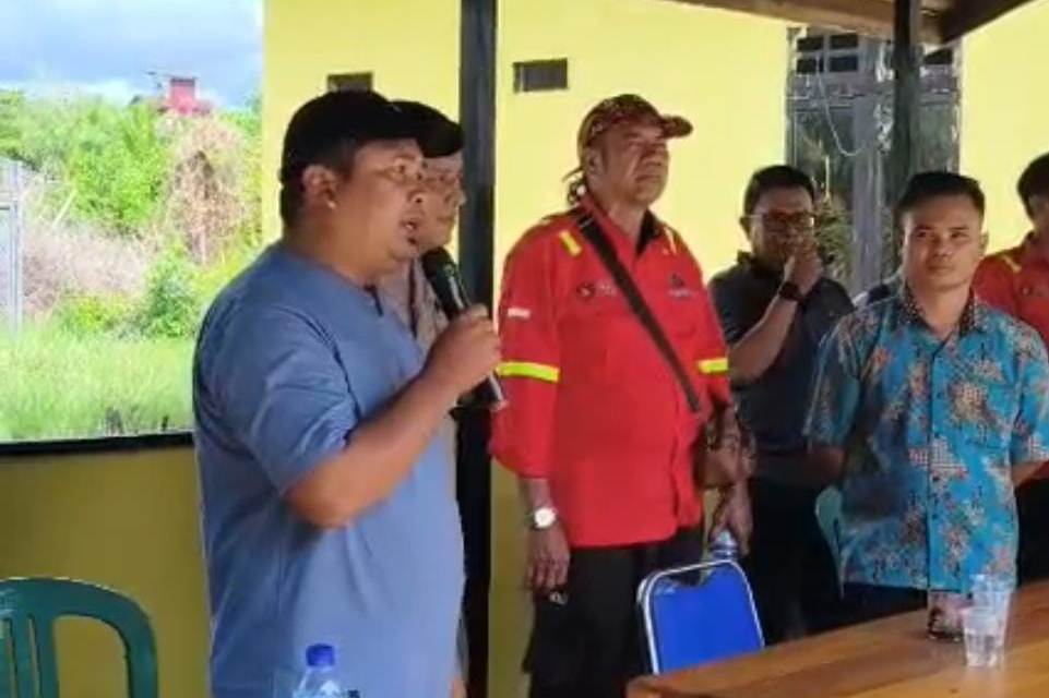 Anggota DPRD Kabupaten Kayong Utara Syaiful Hartadin,   pada pertemuan di Desa Durian Sebatang, Kecamatan Seponti, Kabupaten Kayong Utara.