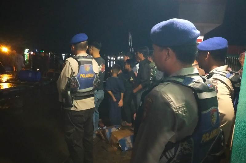 Petugas gabungan mengecek lokasi kecelakaan air di Sungai Kapuas, tepatnya di Kecamatan Kubu, Kabupaten Kubu Raya Senin (16/6).