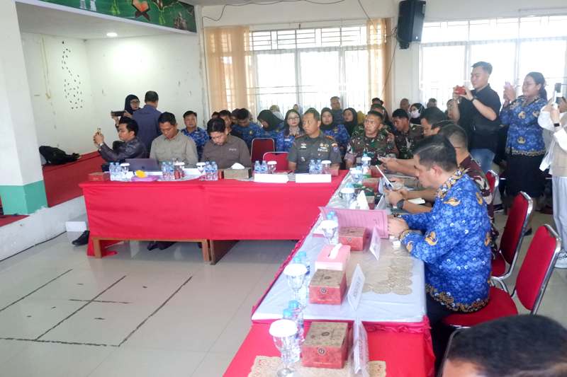 Suasana rapat percepatan LTT wilayah zona II Kalbar, Kabupaten Landak dan Bengkayang, di aula Kantor Dinas Pertanian, Perikanan dan Ketahanan Pangan Kabupaten Landak.