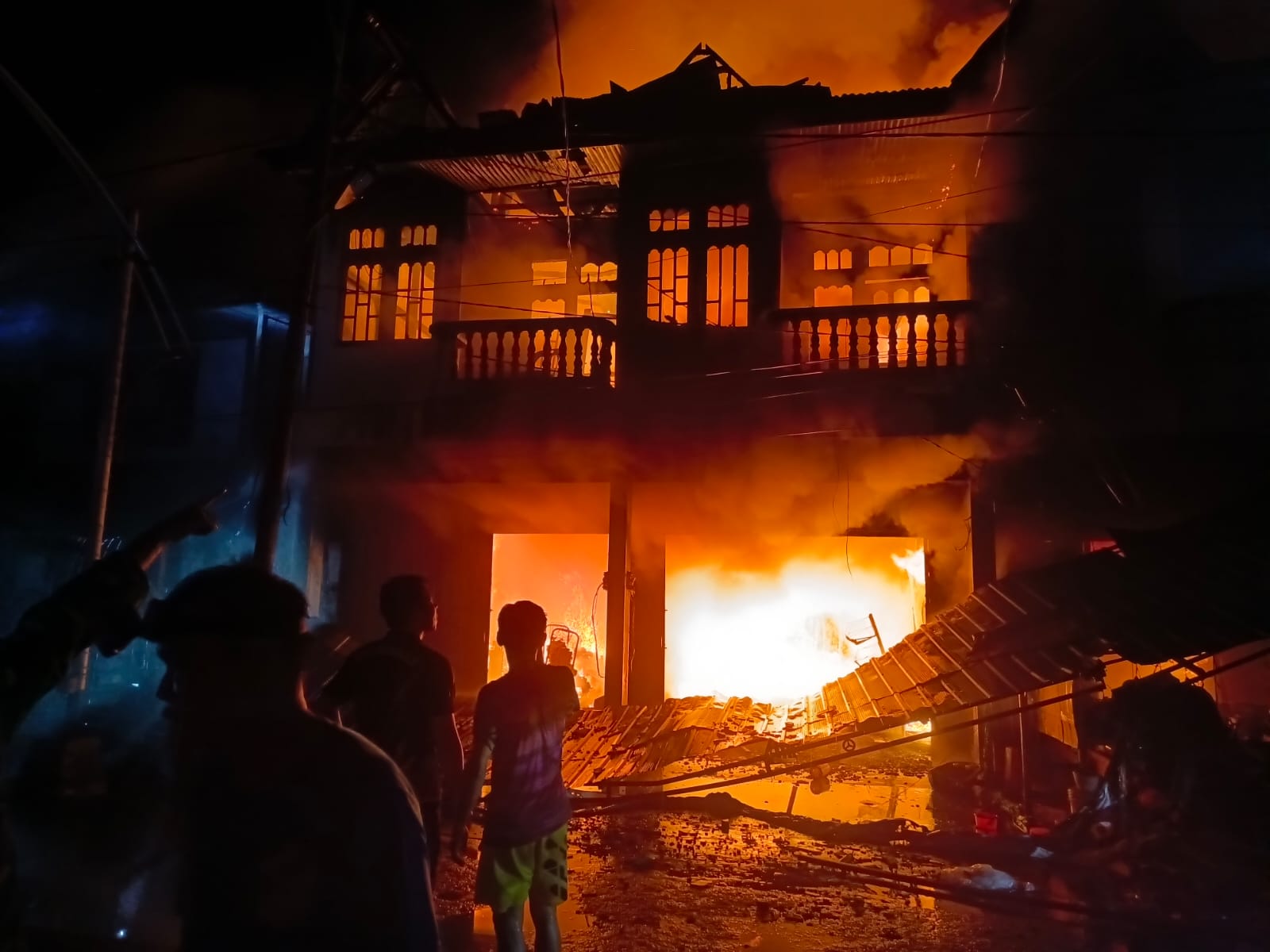 Kebakaran yang mengenai tiga bangunan ruko di Sekura Teluk Keramat