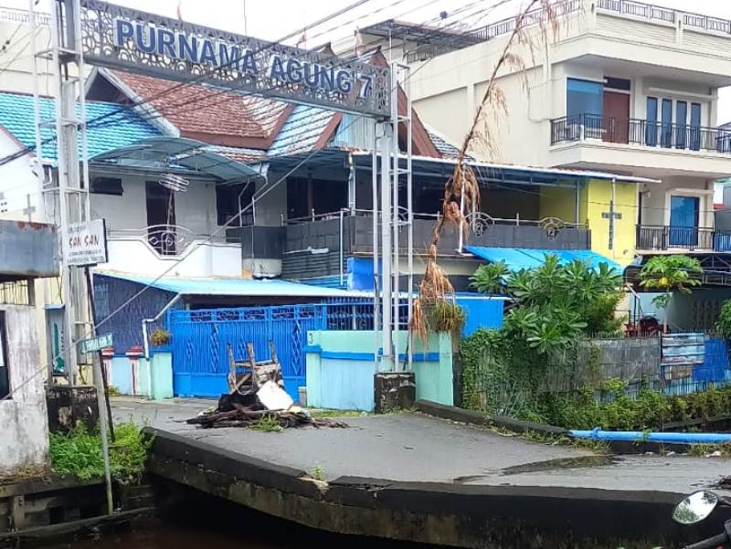 Jembatan Purnama Agung 7 Kecamatan Pontianak Selatan Kota Pontianak rusak. Warga terpaksa memutar untuk masuk ke dalam komplek.