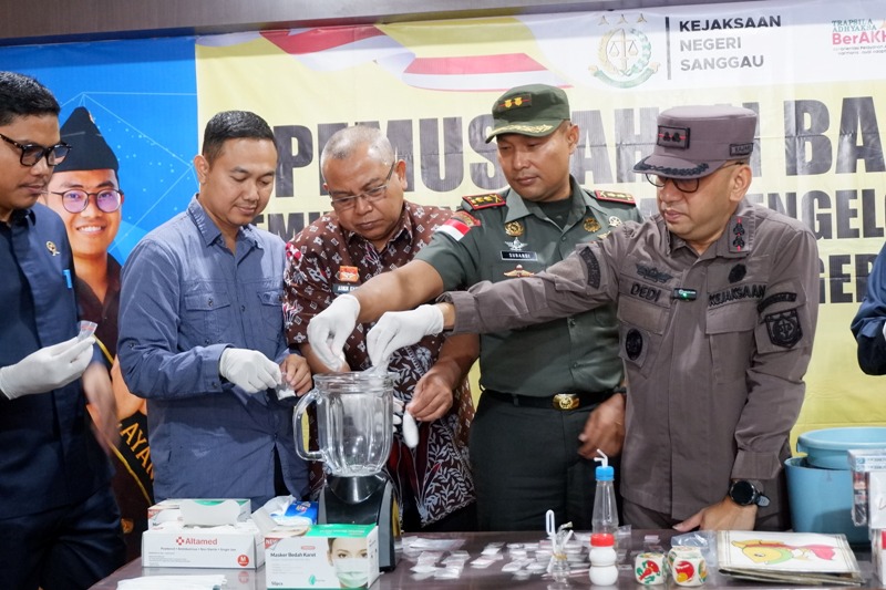 Kajari Sanggau, Dedy Irwan Virantama memimpin pemusnahan barang bukti dari 73 perkara yang telah berkekuatan hukum tetap.