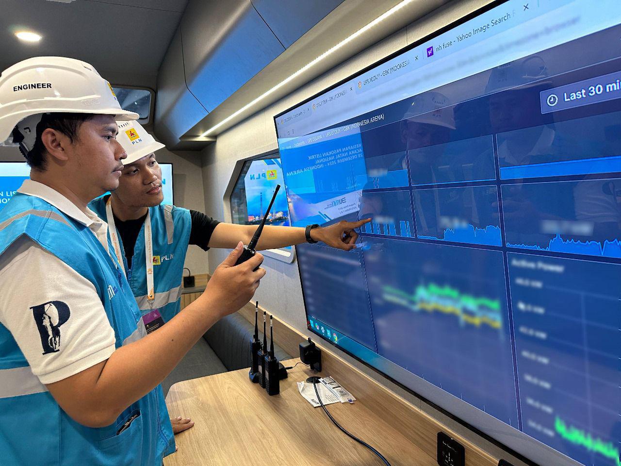 Petugas PLN saat melakukan monitoring pasokan listrik secara berlapis dan real time melalui Distribution Control Center (DCC) Mobile.