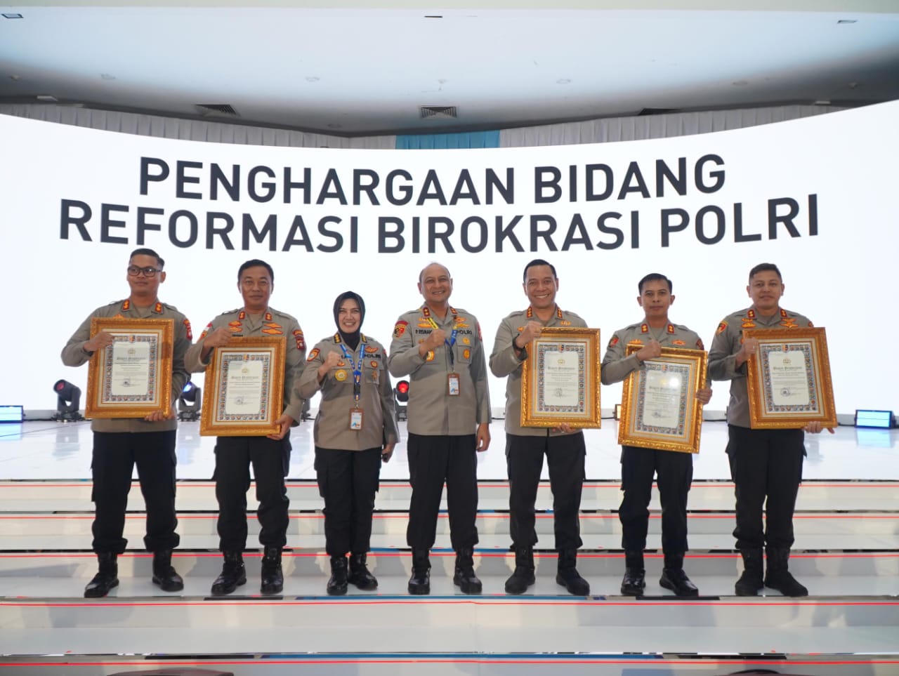 Lima Kapolres Jajaran Polda Kalbar Raih Penghargaan Pelayanan Publik Kategori Pelayanan Prima dari KemenPAN-RB. Penghargaan diserahkan dalam Musrenbang Polri 2025 di Jakarta, Kamis (19/6).