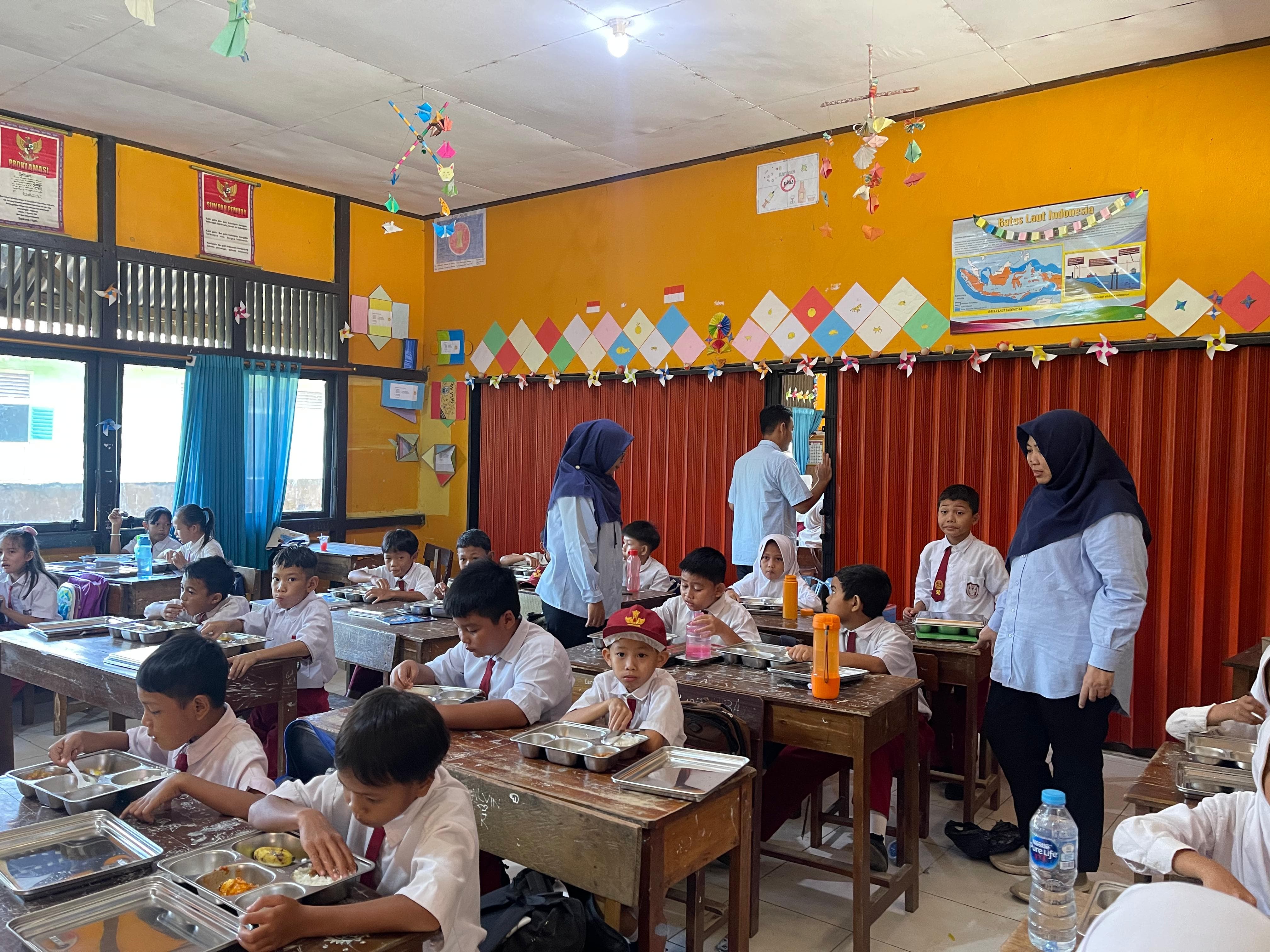 Kejari Sambas saat menghadiri pelaksanaan MBG di Sekolah Dasar.