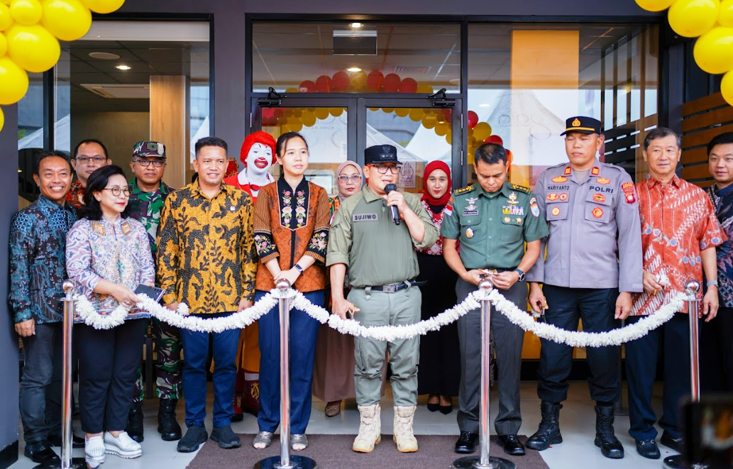 PERESMIAN GERAI BARU: Bupati Kubu Raya H. Sujiwo bersama perwakilan manajemen McDonald&rsquo;s Indonesia meresmikan pembukaan gerai McDonald&rsquo;s Bumi Raya, Kamis (19/6/2025).