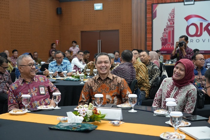 SOSIALISASI: Gubernur Kalbar Ria Norsan saat mengikuti sosialisasi Otoritas Jasa Keuangan (OJK), di Jakarta, Selasa (17/6).
