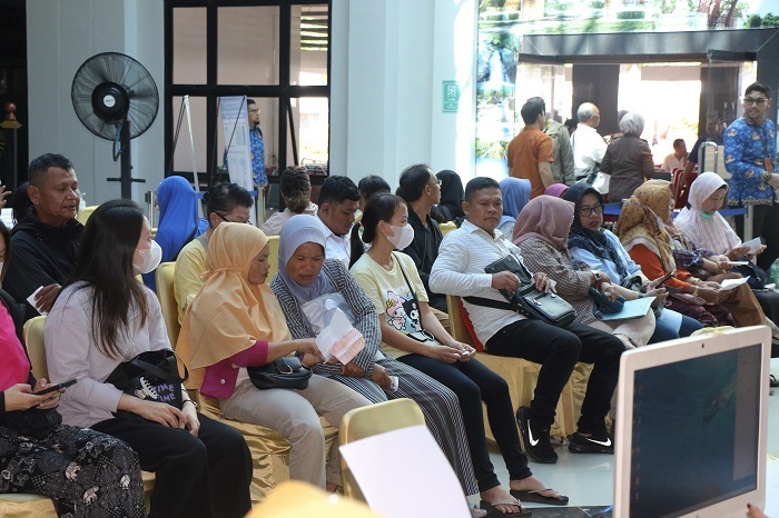 ANTRE: Warga mengantre membayar pajak PBB-P2 di Pekan Pajak Daerah Kota Singkawang di Kantor Wali Kota Singkawang.