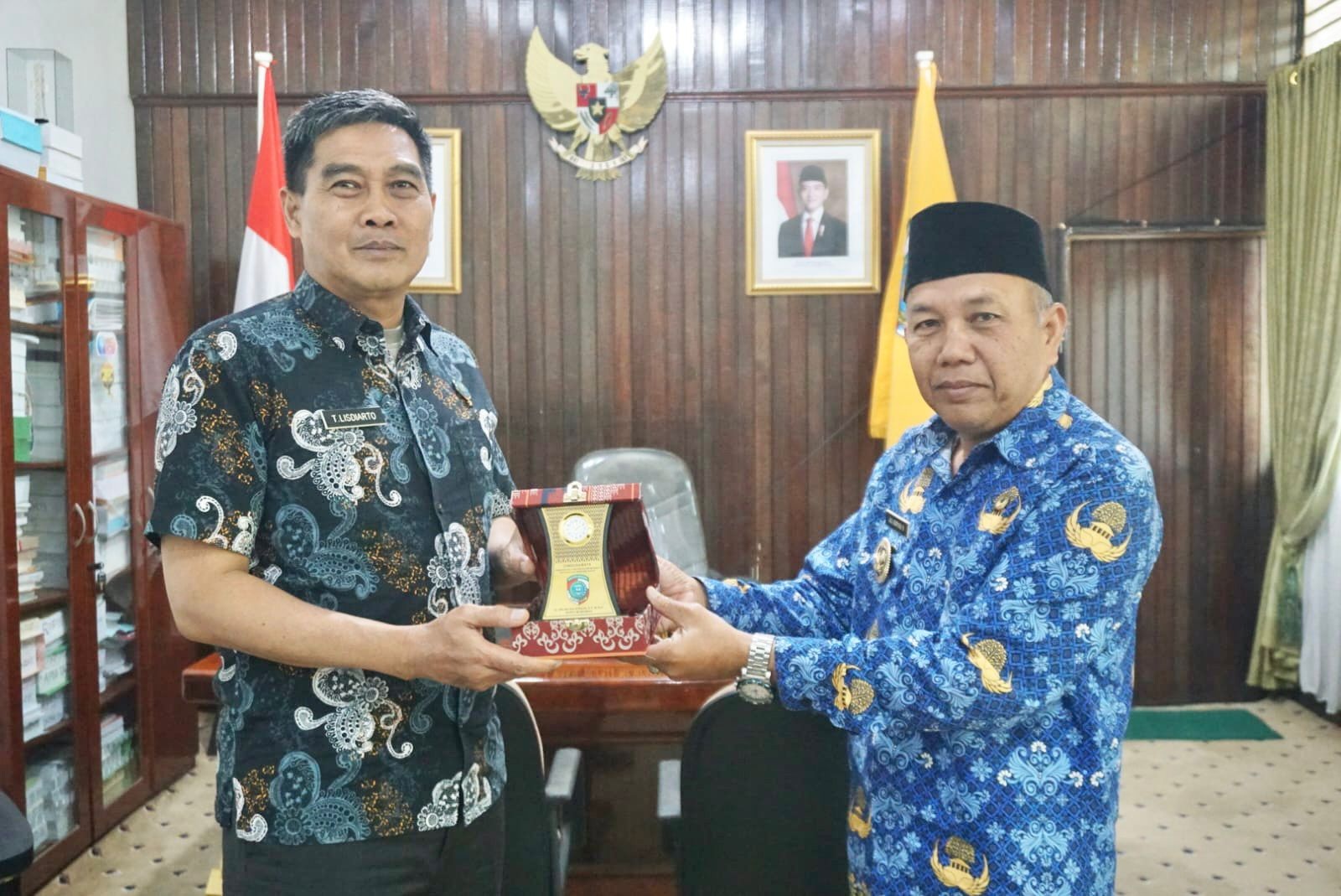 CINDERAMATA: Wakil Bupati Mempawah memberikan cinderamata kepada Kepala BNN Provinsi Kalbar.