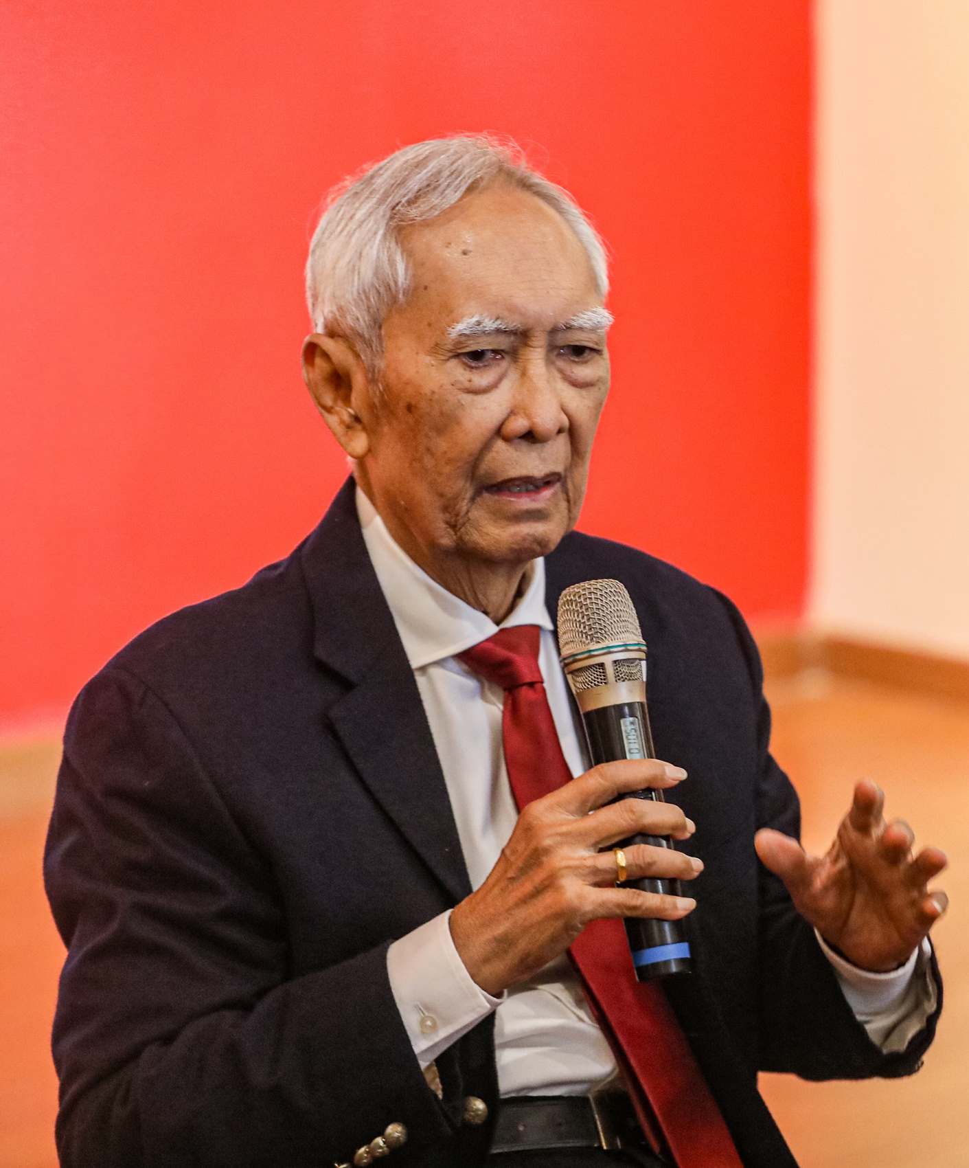 Fotografer Senior Guntur Soekarno saat acara pembukaan Pameran Foto Gelegar Foto Nusantara 2025 di Galeri Nasional, Jakarta, Sabtu (7/6/2025). FOTO: SALMAN TOYIBI/JAWA POS