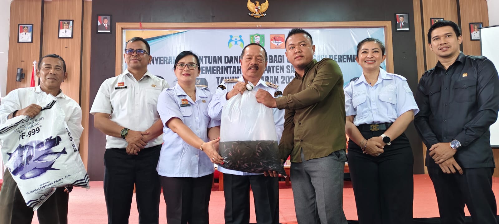 BIBIT IKAN: Bupati Sanggau, Yohanes Ontot menyerahkan bibit ikan untuk kelompok tani di Sanggau.