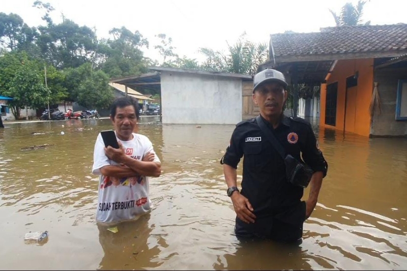 BPBD KKU saat mengecek lokasi banjir di Desa Riam Berasap, Kecamatan Sukadana, Kamis (19/6).
