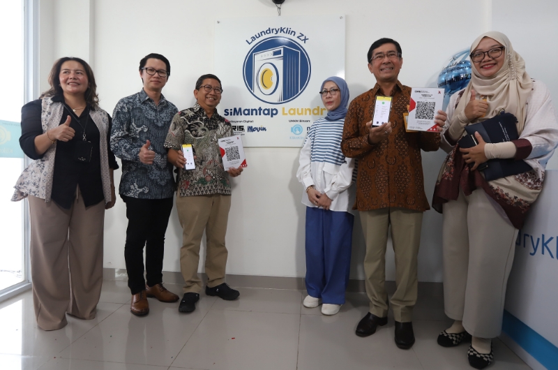 CEO PT Klik n Klin Mario Pattan bersama jajaran Bank Mandiri Taspen saat meresmikan outlet SiMantap Laundry milik nasabah pensiunan, Ibu Ratih Wulandari.