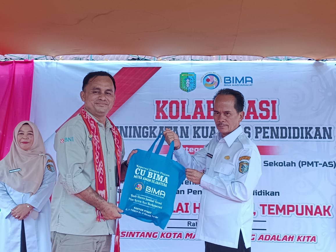 CINDERAMATA: Bupati Sintang, Gregorius Herkulanus Bala saat menerika cinderamata dari manajemen CU BIMA dalam kegiatan penyaluran tanggung jawab sosial di Kabupaten Sintang.